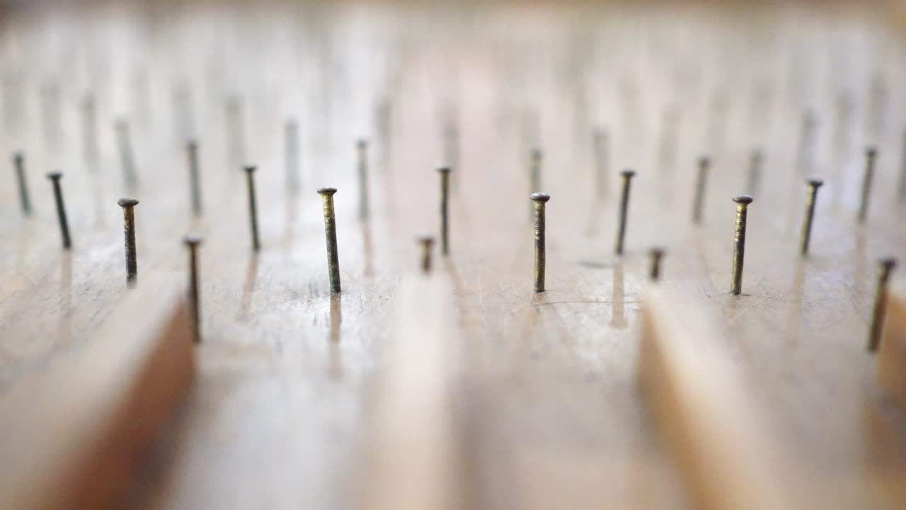 cerca de la mesa de pinball hecha de madera. las cuentas de vidrio rodan hacia abajo en la tabla de pinball. un juego jugado por un niño.