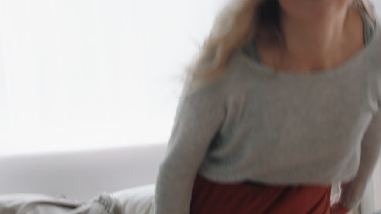 아름다운 젊은 여성이 집에서 음악에 맞춰 춤을 추고 행복감을 느끼고 재미있는 춤을 즐기고 즐거운 긍정적인 라이프 스타일 4k 영상