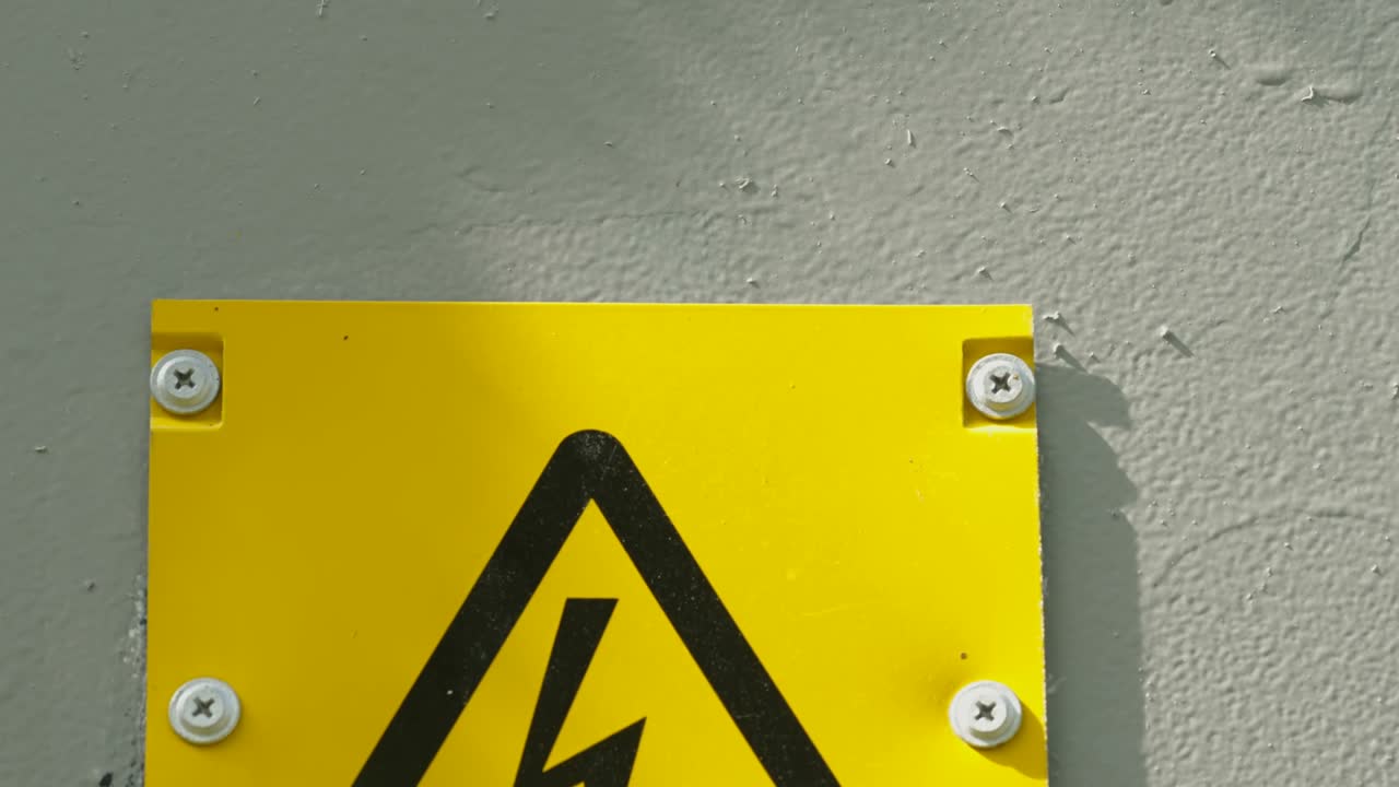 la señal amarilla en la pared con la señal de advertencia de relámpagos en estonia