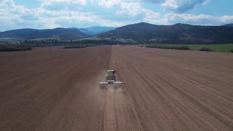 El-Contraste-Entre-La-Agricultura-De-Tierra-Muerta-De-Monocultivo-Y-El-Paisaje-Natural-Circundante-Es-Sorprendente-E-Inquietante