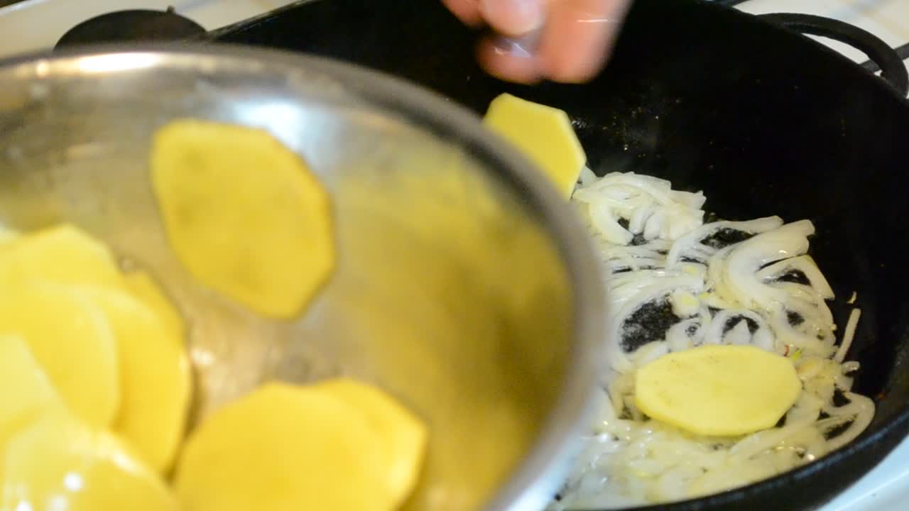 揚げたジャガイモ