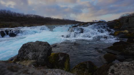 Statische-Weitwinkelaufnahme-Des-Hlauptungufoss-Wasserfallstroms-Bei-Bewölktem-Tag-Und-Sonnenlicht-In-Island