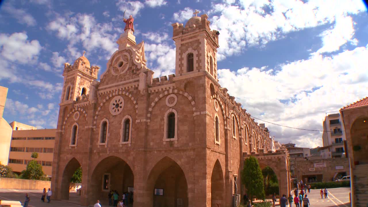 구름이 레바논 마론파 천주교 교회 뒤에 드리프트