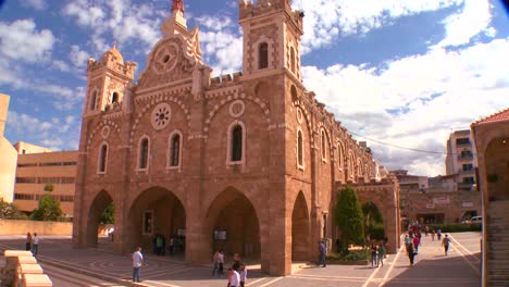 Las-Nubes-Se-Desplazan-Detrás-De-La-Iglesia-Católica-Maronita-Del-Líbano