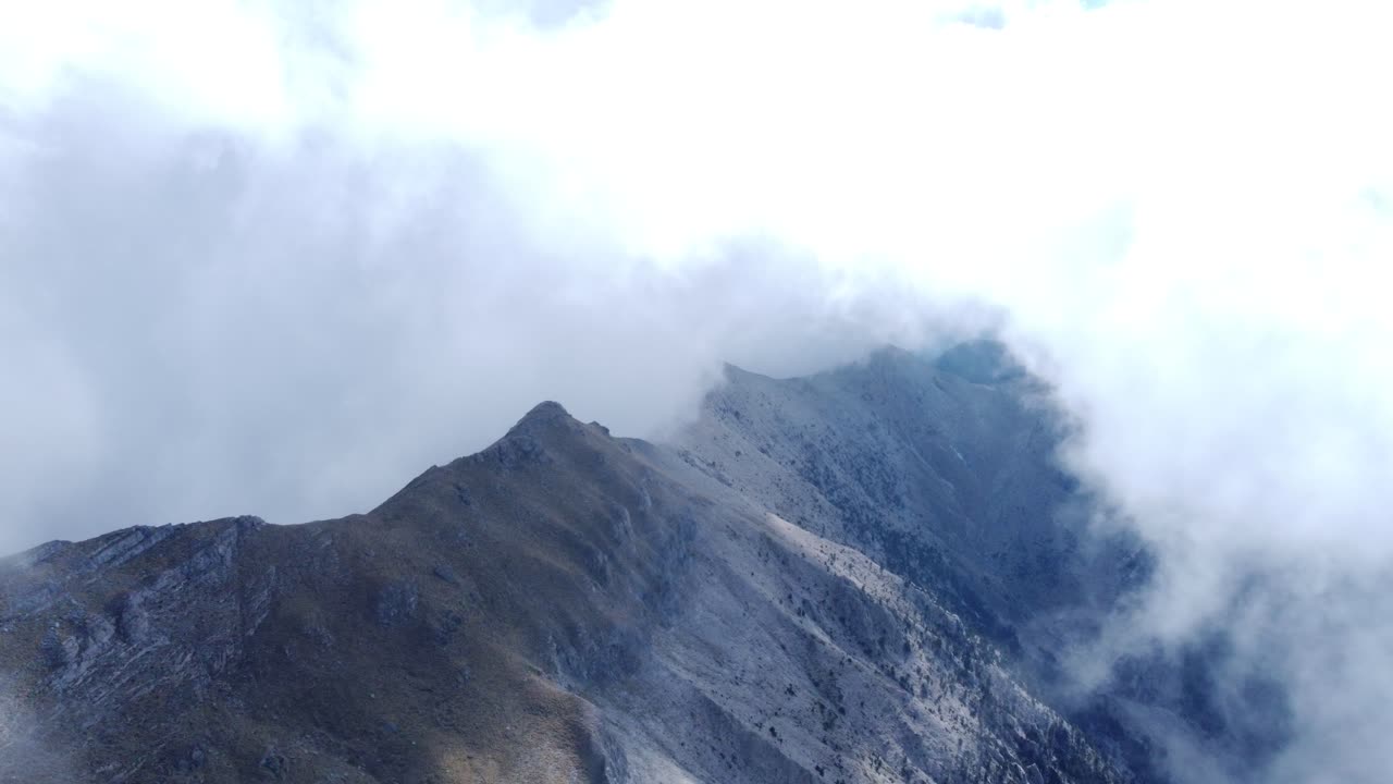 펠로폰네소스, 그리스에 있는 안개 낀 산의 4k 항공 샷 | 마운트 타이게토스