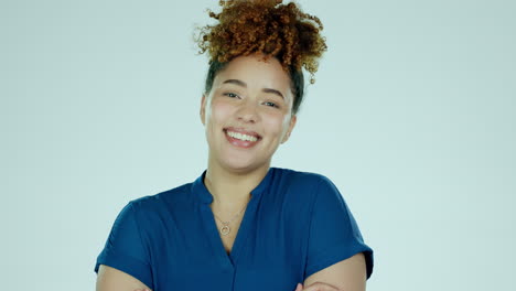 retrato, sonrisa y brazos cruzados con una mujer