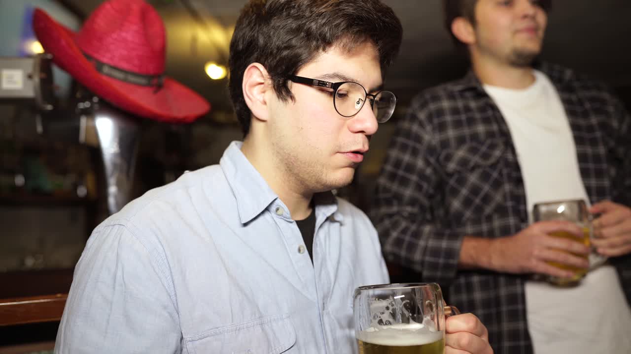 친구 들 이 술집 에서 술 을 즐기고 있다