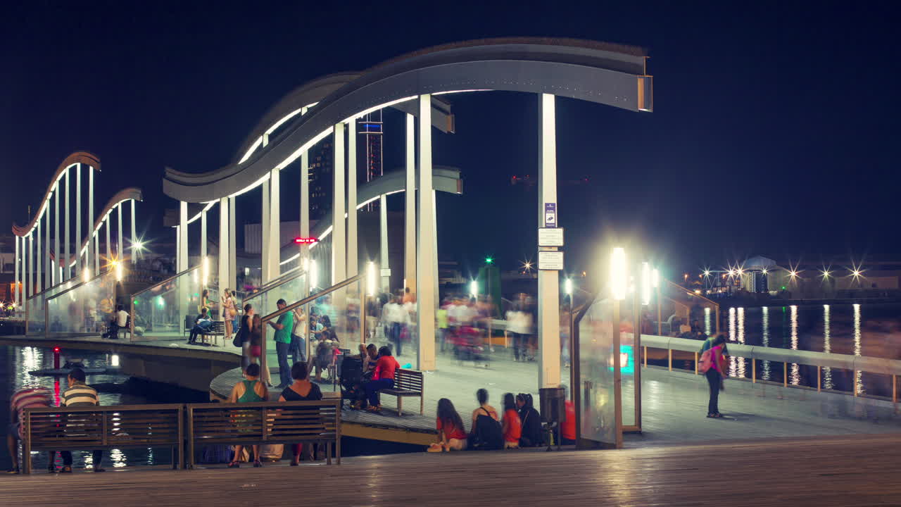 바르셀로나 항구 의 나무 기지 에서  ⁇ 고 있는 사람 들. 다리 에 있는 관광객 들 의 타임  ⁇ 스