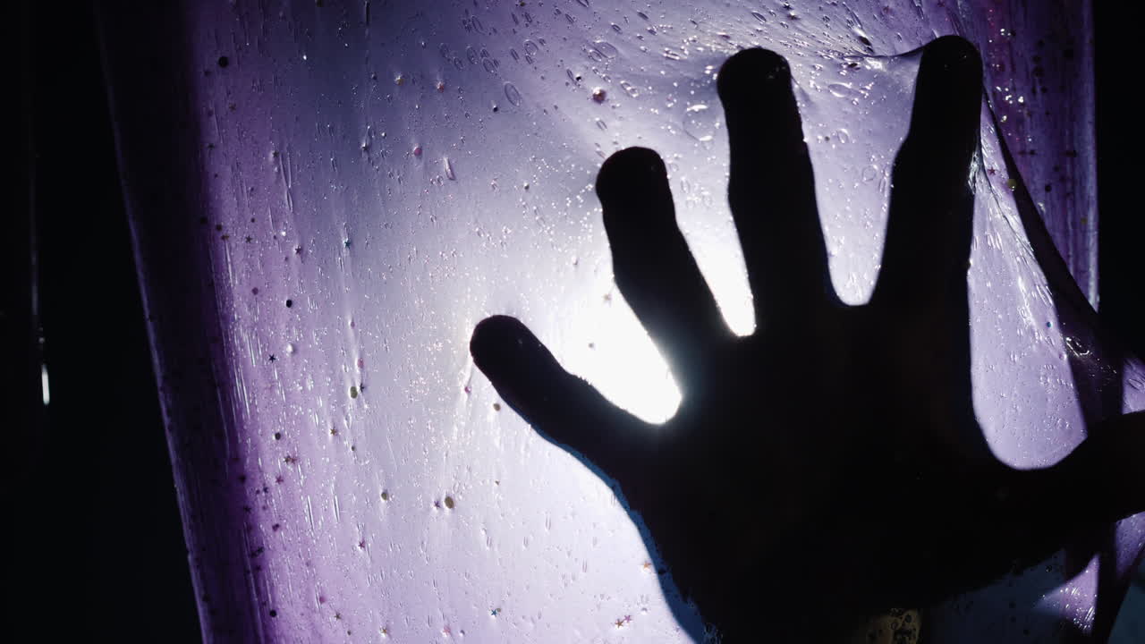 la mano siente una película resbaladiza: una escena de sueño de pesadilla y horrores