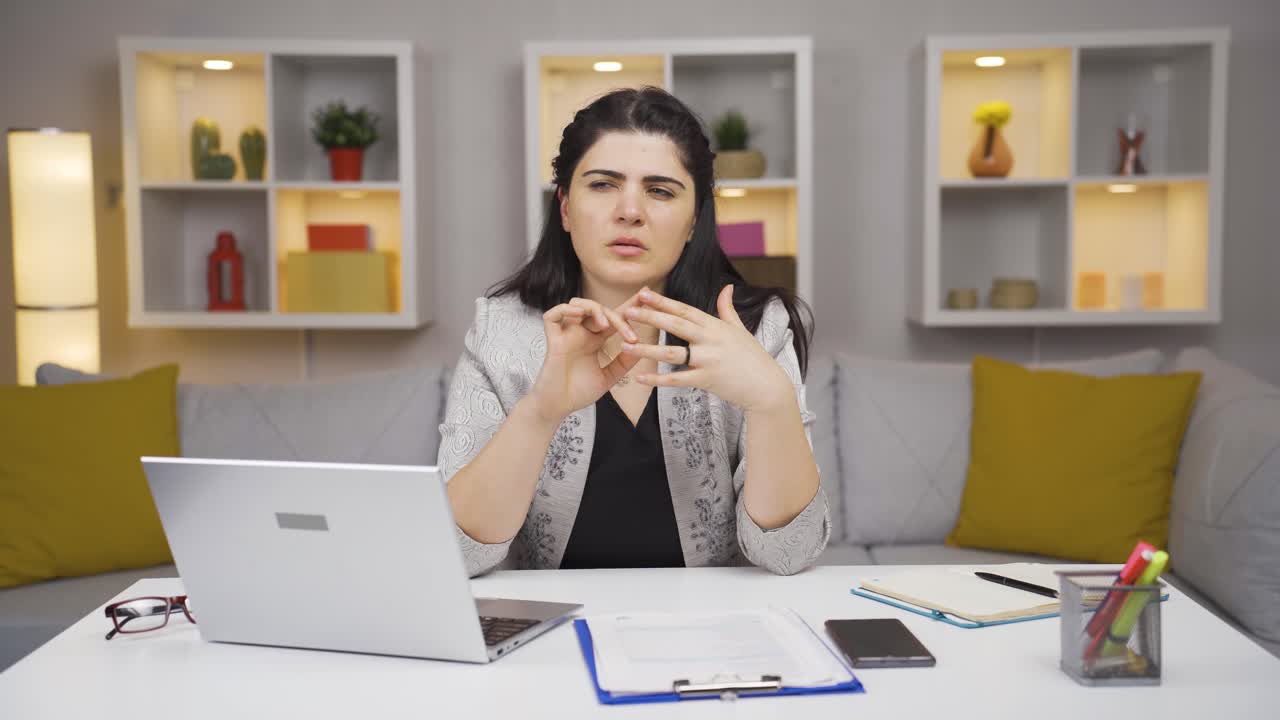 trabajadora de oficina en casa, mujer calculando cosas.