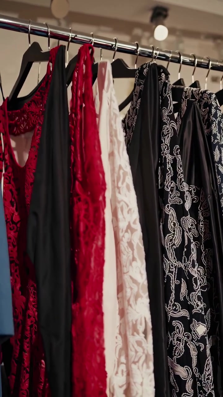 Abiti eleganti appesi su un appendiabiti in una boutique
