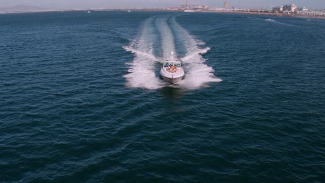 yate navegando en el mar con jóvenes en la cubierta