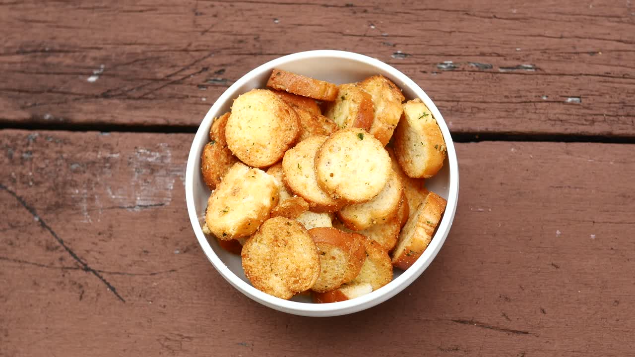 Cerca de galletas dulces en mesa de madera
