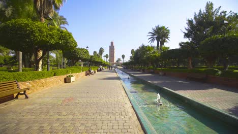 Koutoubia-Moschee-Und-Brunnen