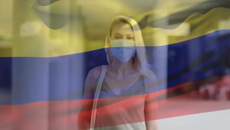 animación de la bandera de colombia ondeando sobre una mujer caucásica con máscara facial en la calle de la ciudad