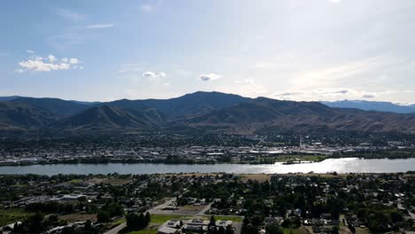 Hyperlapse-of-mountain-and-Columbia-River-overlooking-Wenatchee,-WA-USA