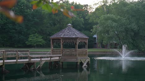 Malerische-Seelandschaft-Mit-Einem-Entzückenden-Pavillon-In-Der-Mitte,-Umgeben-Von-Einem-üppigen-Baumdach