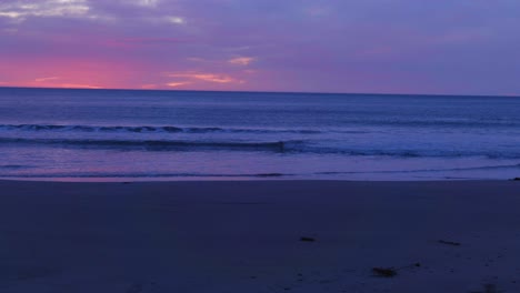 Genießen-Sie-Die-Heitere-Schönheit-Des-Sonnenaufgangs,-Während-Sanfte-Wellen-Anmutig-An-Der-Ruhigen-Küste-Brechen,-Eine-Faszinierende-Küstenszenerie,-Die-Den-Zauber-Der-Morgendämmerung-Am-Meer-Einfängt