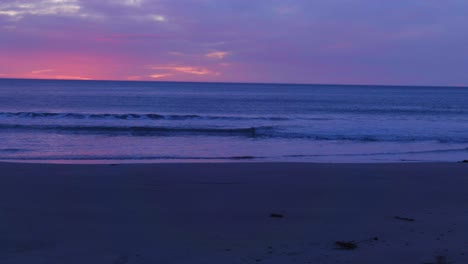 Abrace-La-Serena-Belleza-Del-Amanecer-Mientras-Las-Suaves-Olas-Rompen-Con-Gracia-En-La-Tranquila-Costa,-Una-Cautivadora-Escena-Costera-Que-Captura-La-Magia-Del-Amanecer-Junto-Al-Mar.