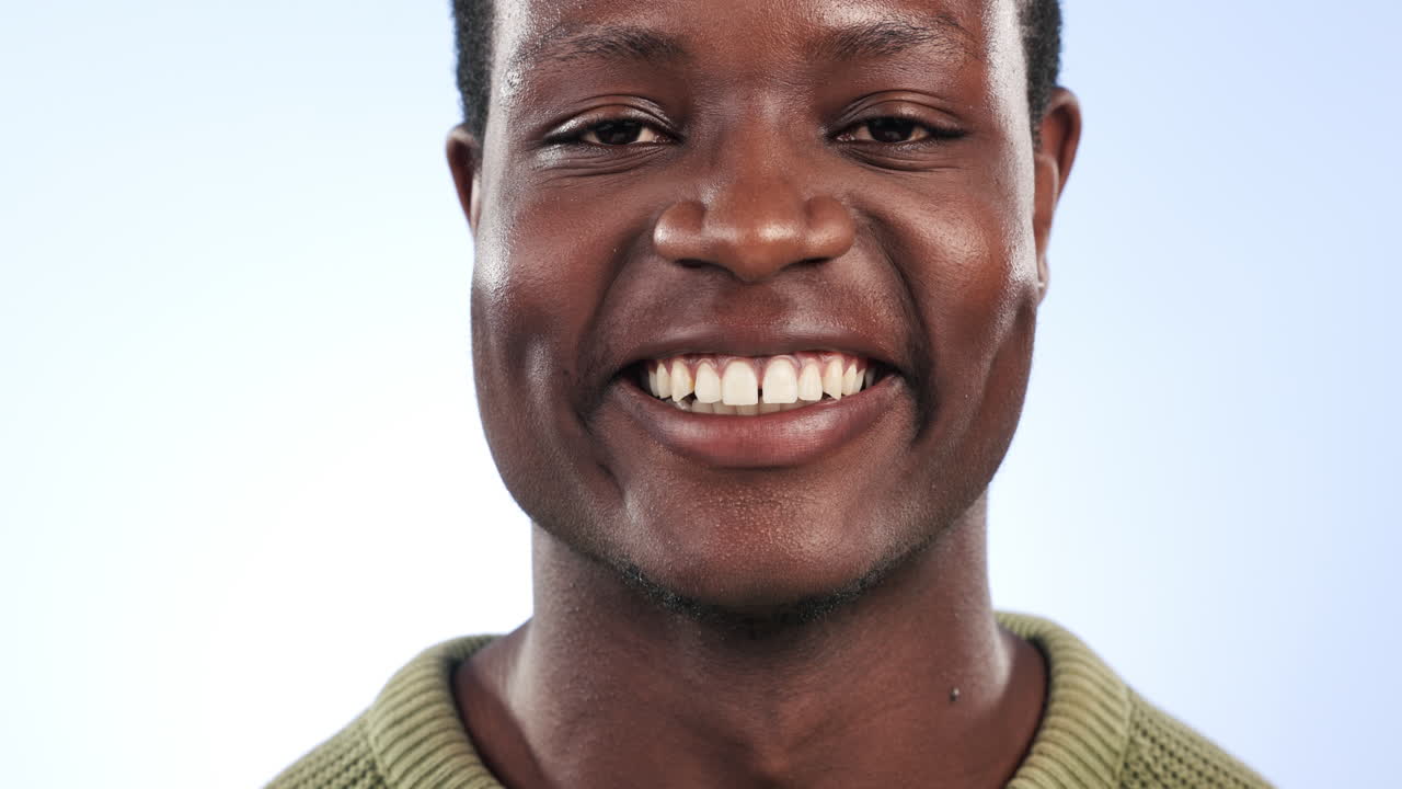Primo piano, gesto e uomo di colore con un sorriso