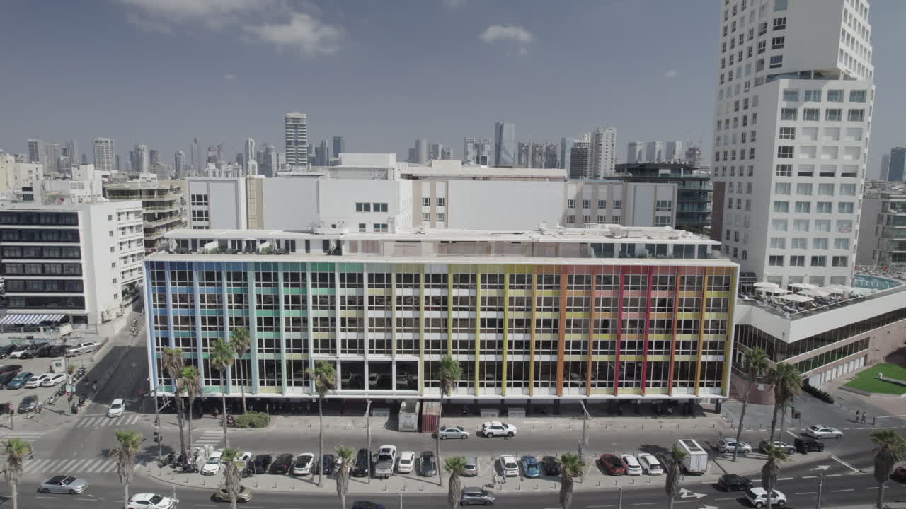 el colorido hotel dan en tel aviv, el edificio rainbow en el paseo gordon y la playa frishman lleno de visitantes en un día de verano cálido y tranquilo