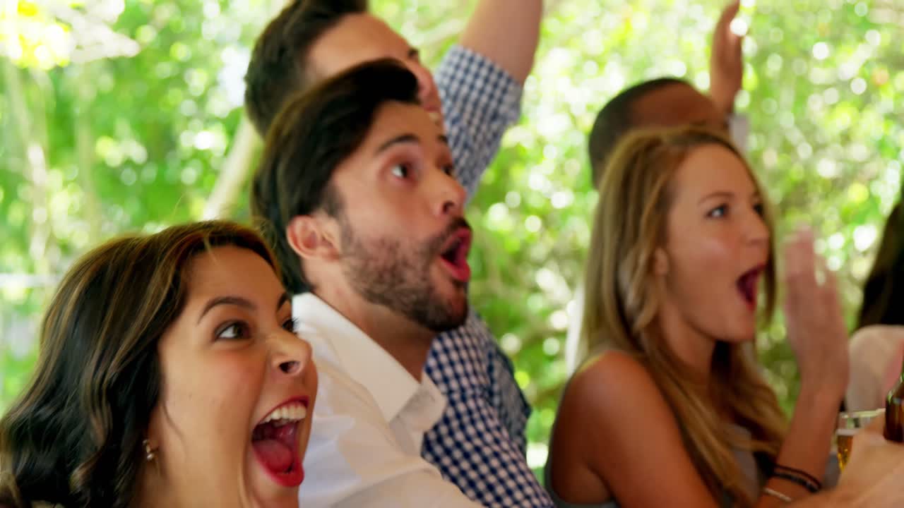 친구 들 이 식당 에서 함께 즐기고 있다