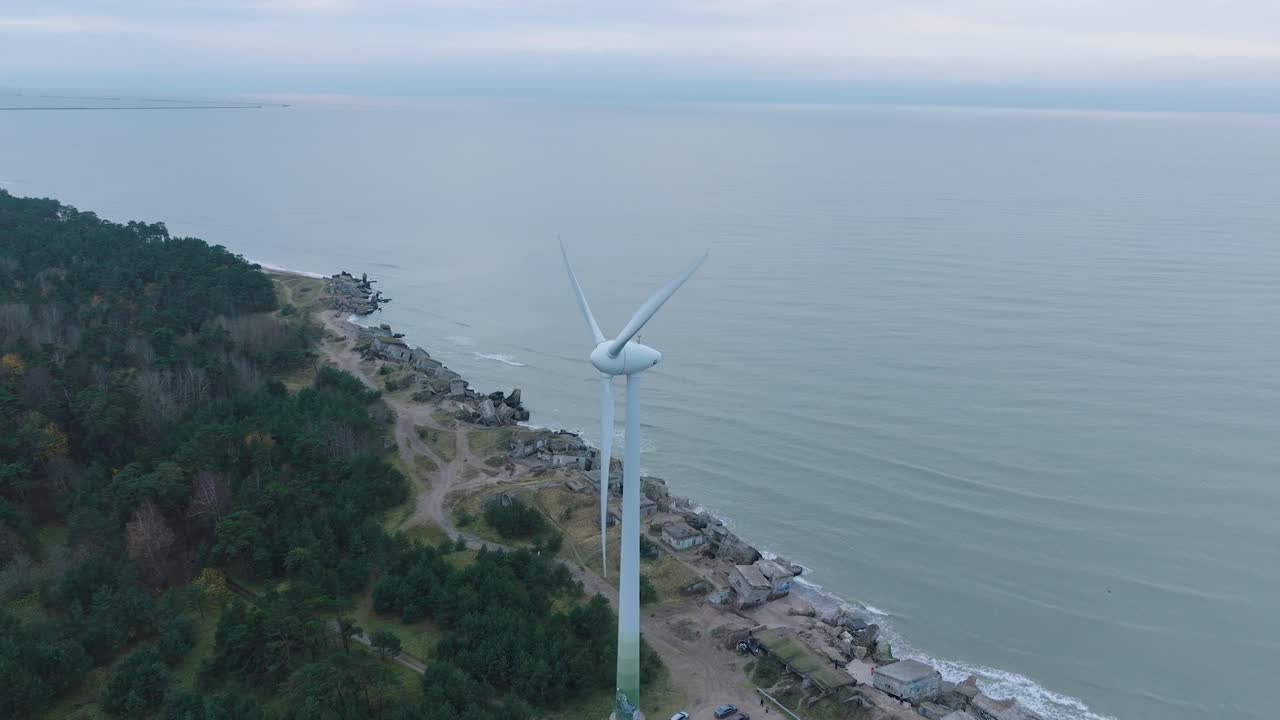 리페야의 발트해 해변에 있는 카로스타 북쪽 요새에 있는 버려진 해안 요새 건물의 공중 사진을 촬영하고 있습니다.