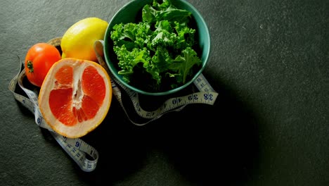 verduras de hoja, lima dulce, limón, tomate con cinta métrica de 4k