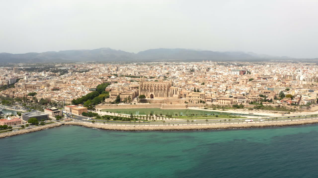 catedral de santa maría de palma en mallorca con el centro de la ciudad alrededor