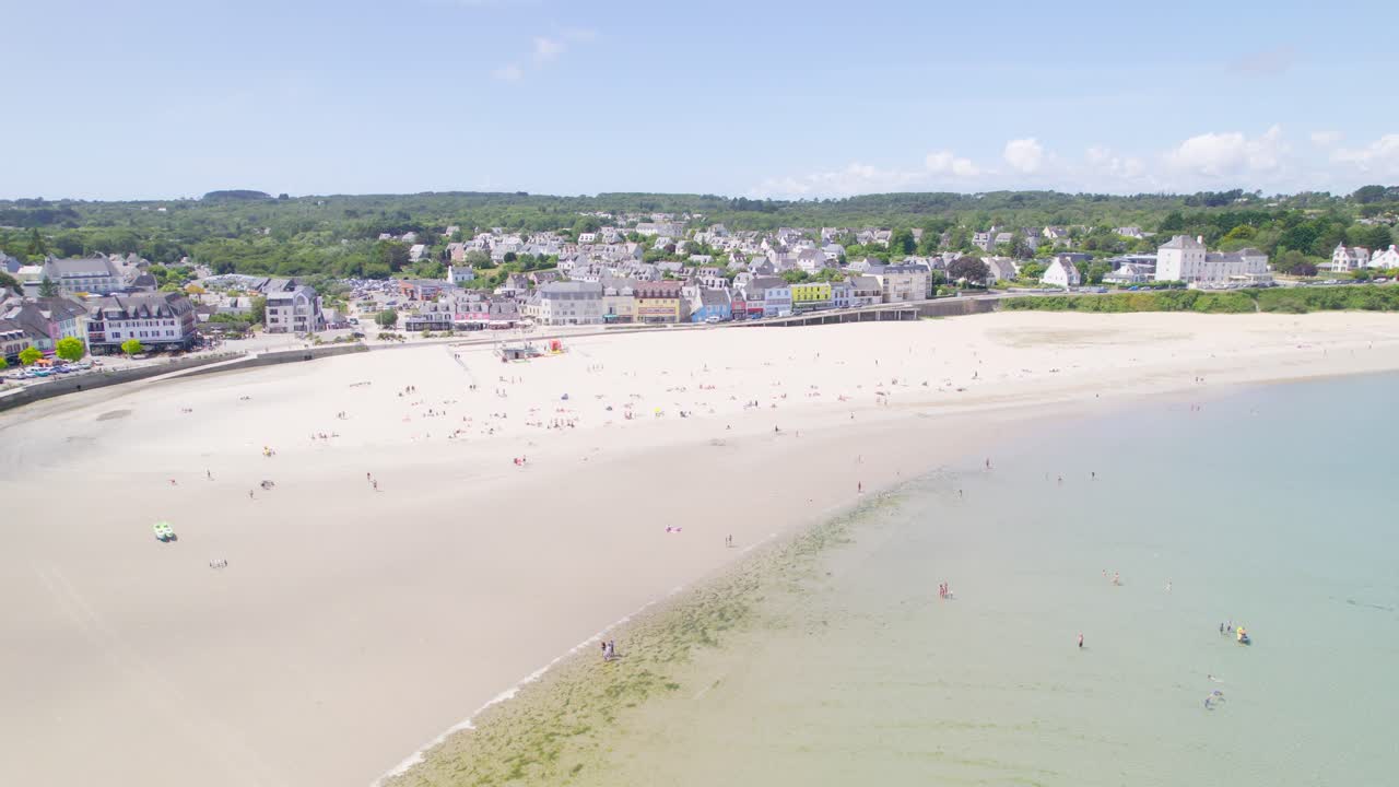 Fågelperspektiv över staden Crozon i Bretagne, Frankrike