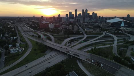 ujęcia lotnicze w centrum minneapolis podczas zachodu słońca, piękny widok na panoramę miasta ze wszystkimi głównymi autostradami w mieście