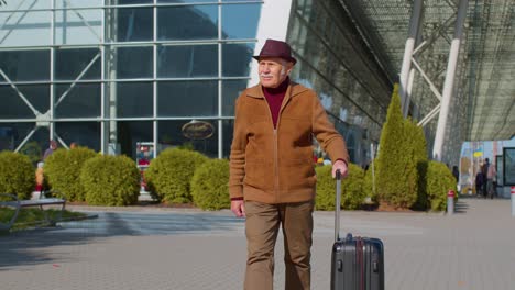 Senior,-Rentner,-Tourist,-Großvater,-Geschäftsmann,-Der-Mit-Gepäcktasche-Vom-Tor-Der-Flughafenhalle-Läuft