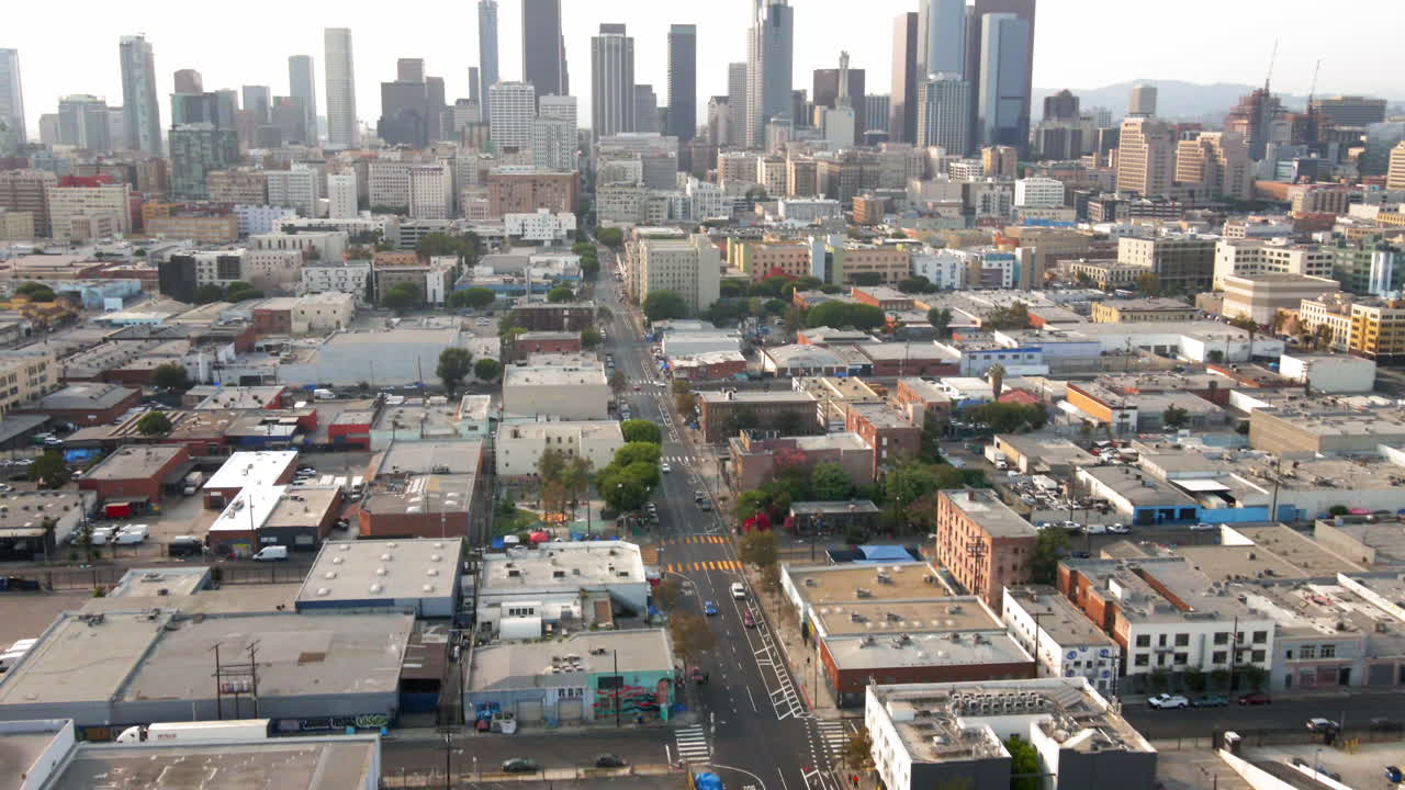 Vista aerea di una strada urbana di Los Angeles con edifici e paesaggio urbano