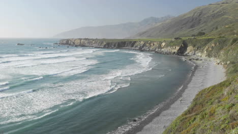 Lapso-De-Tiempo-De-Las-Olas-Rompiendo-En-La-Playa-De-Arena-Dólar-En-Big-Sur-California-2