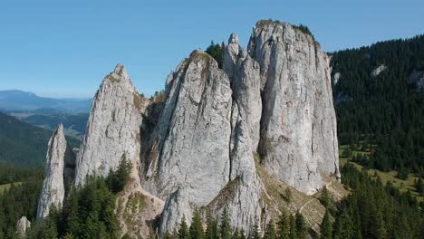 Bergklippe-Mit-Herrlichem-Hintergrund