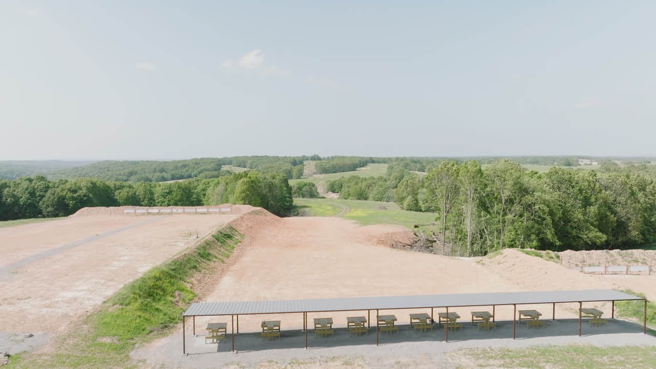 стрелковые скамейки на стрельбище в лич, оклахома, сша