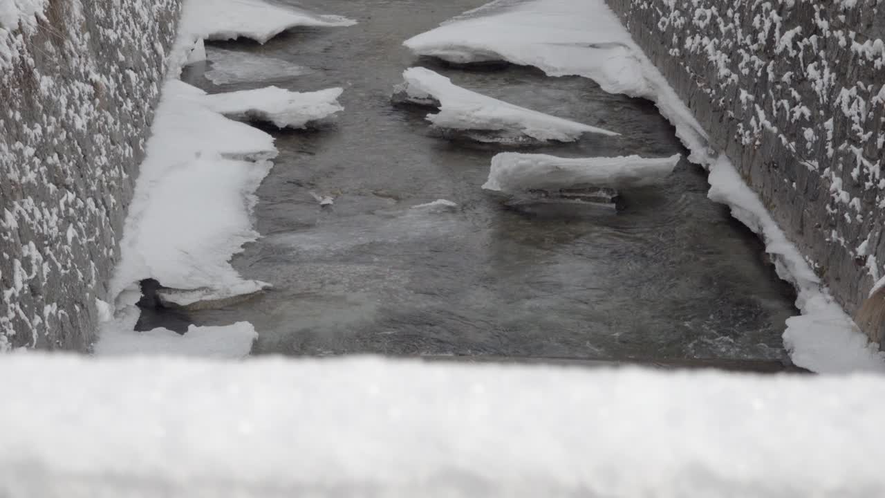 가장자리를 장식하는 얼음으로 겨울에 운하에 있는 하천
