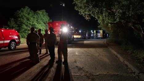 Los-Bomberos-Se-Paran-Alrededor-Del-Camión-De-Bomberos