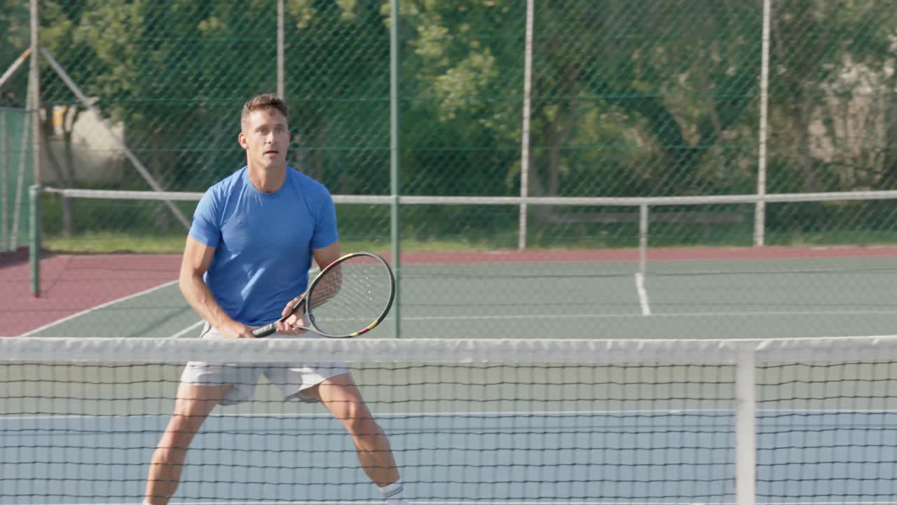 varios jugadores de tenis masculinos jugando en una cancha de tenis al aire libre en cámara lenta