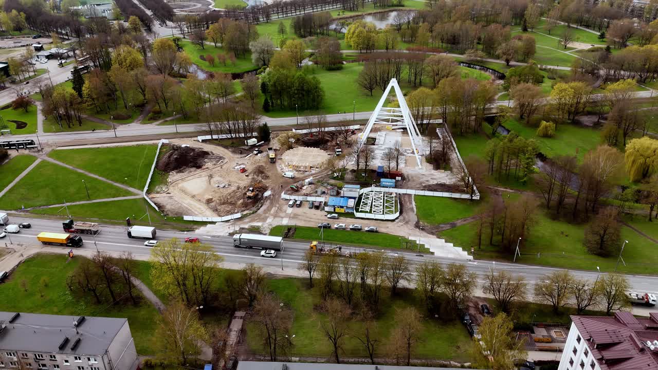 Riga, Letland, Europa - Installationen af et pariserhjul i Uzvaras Park - Orbit droneoptagelse.