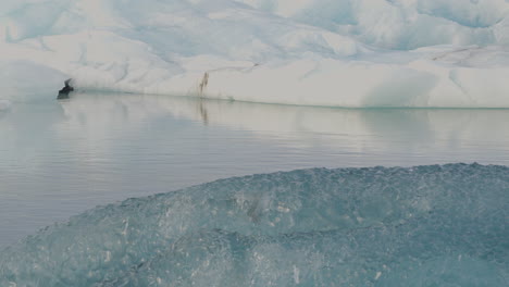 Nahaufnahme-Von-Gletschern,-Die-Im-Eisigen-Wasser-Der-Gletscherlagune-Jökulsárlón-In-Island-Schwimmen