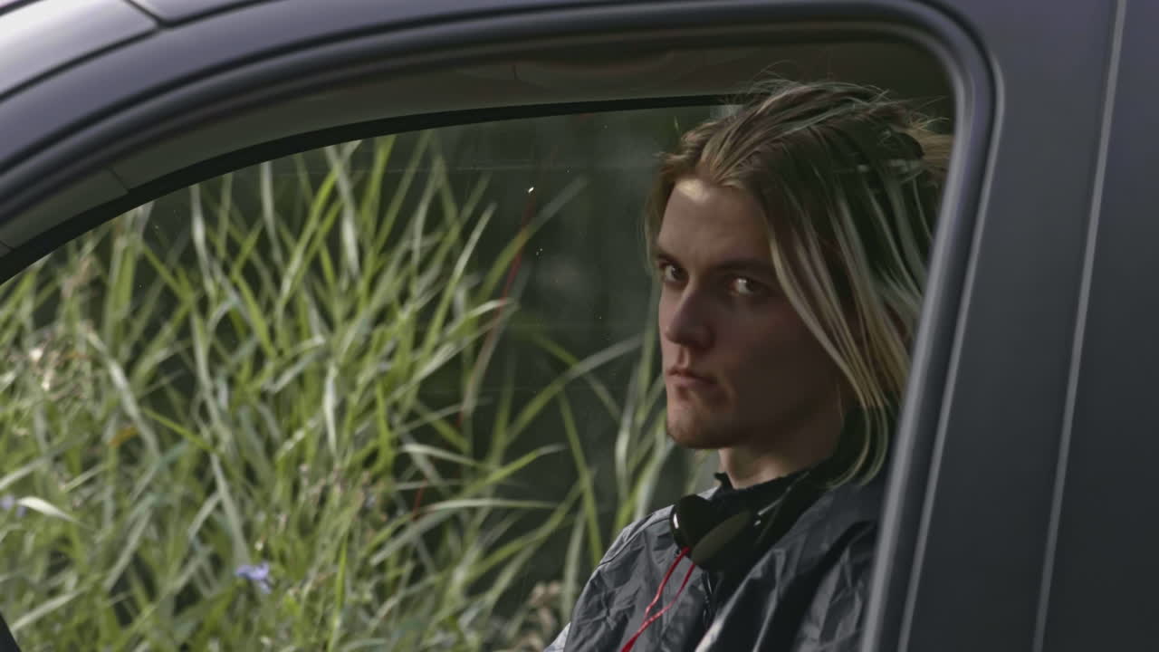 hombre conduciendo coche