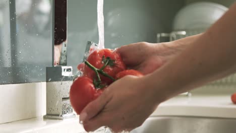 Mujer-Lavando-Tomates