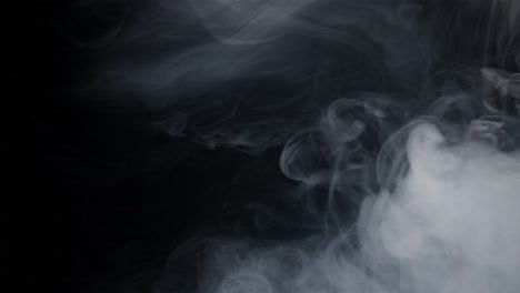 la neblina de humo girando sobre un fondo negro 11