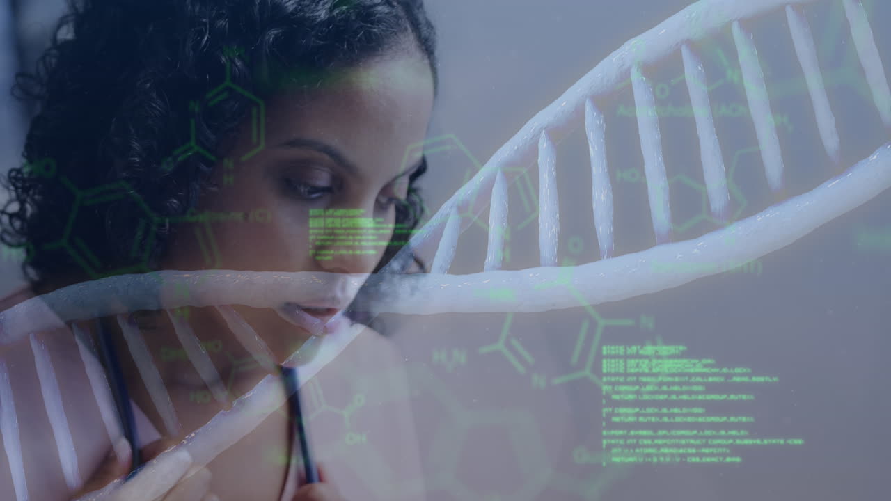 animación de la hebra de adn y procesamiento de datos sobre una mujer médica biracial cansada