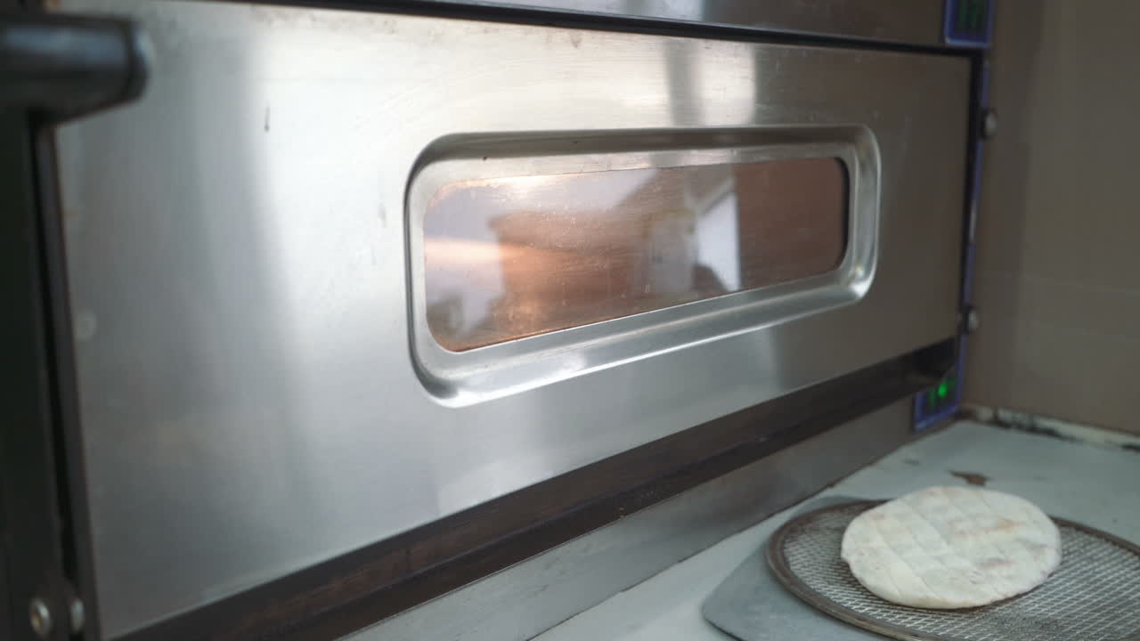Pane pita nel forno