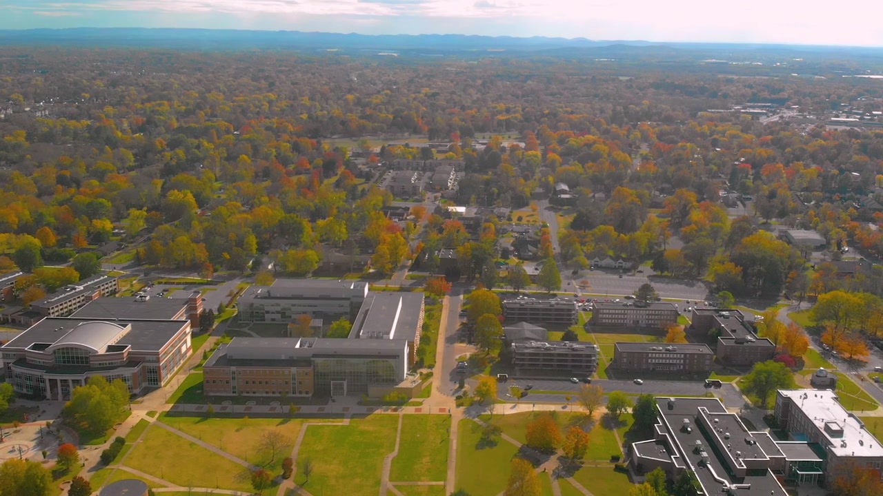 Vista aerea di un campus universitario e di una città in autunno