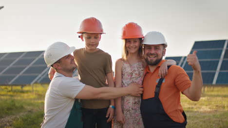 familia en una granja de paneles solares
