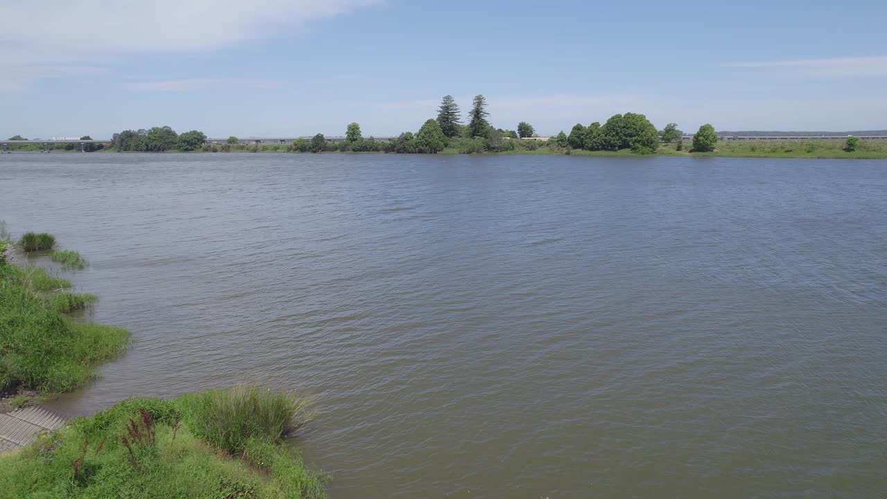 Macleay-floden og frodig skov på en solskinsdag i Kempsey, New South Wales, Australien