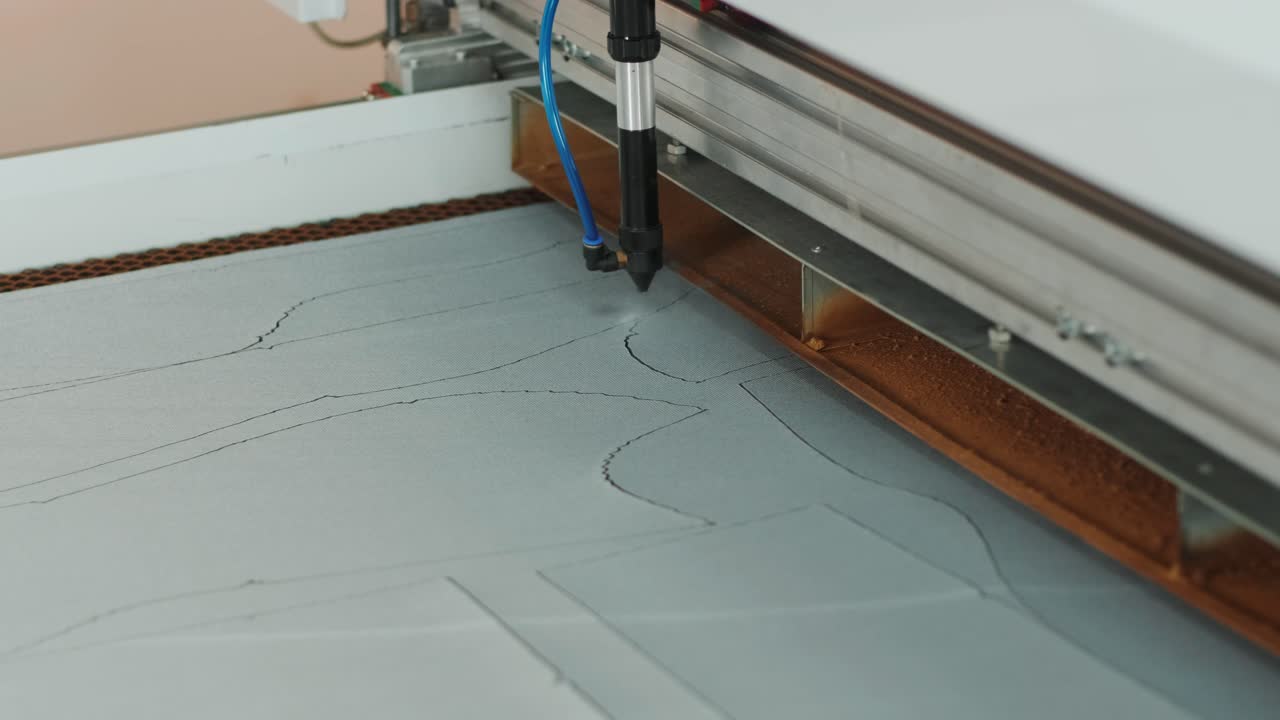 máquina cnc para cortar telas, materiales textiles y cuero, marcado y medición por láser. producción moderna de calzado.